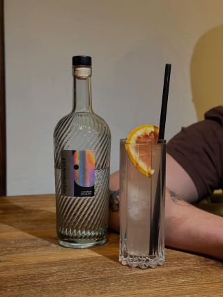 Osvěžte se v letním vedru naším ginem! 🍋☀️ Je univerzální a skvěle se hodí jako základ pro spoustu osvěžujících koktejlů...